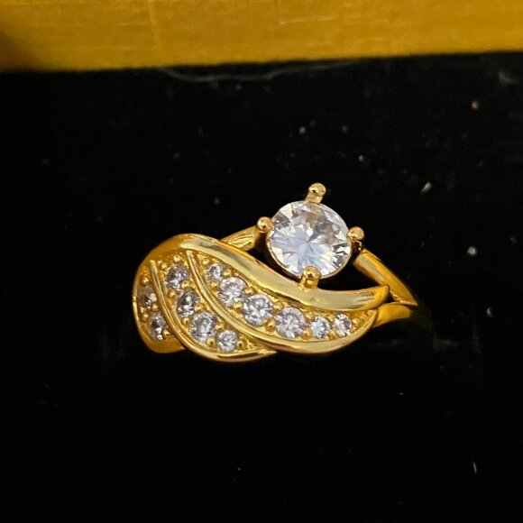 Classy Gold Bling Cocktail Ring Size 8 - Picture 1 of 3